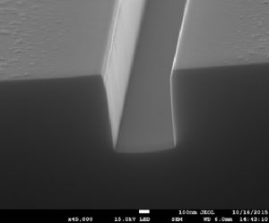 Gravure type trench du Si vue à l'échelle nanoscopique